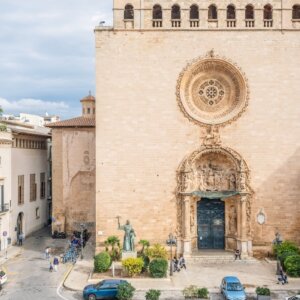 NEWLY RENOVATED PENTHOUSE APARTMENT IN A PRIVILEGED LOCATION, FACING THE CHURCH OF SANT FRANCESC, OLD TOWN
