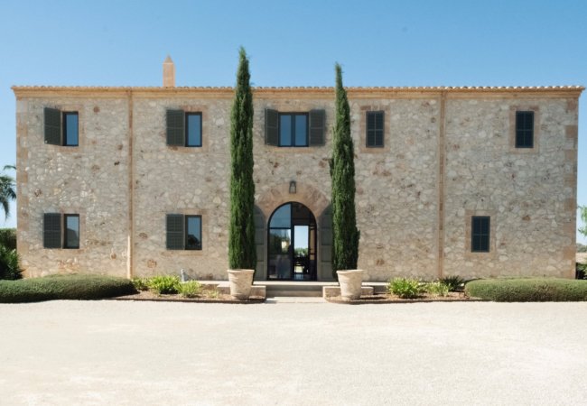 mediterranean-natural-stone-finca-with-a-large-swimming-pool-for-sale-in-es-llombards-santanyi.23_l