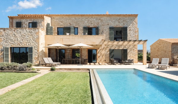 mediterranean-natural-stone-finca-with-a-large-swimming-pool-for-sale-in-es-llombards-santanyi.2_l