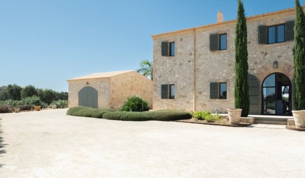 mediterranean-natural-stone-finca-with-a-large-swimming-pool-for-sale-in-es-llombards-santanyi.37_l