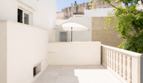 refined-palace-apartment-with-terrace-in-a-restored-historic-building_l