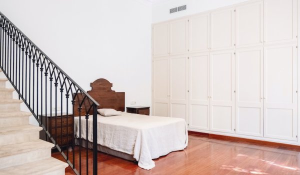 unique-front-line-property-in-the-old-town-palma-for-rent.3_l