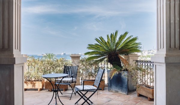 unique-front-line-property-in-the-old-town-palma-for-rent.8_l