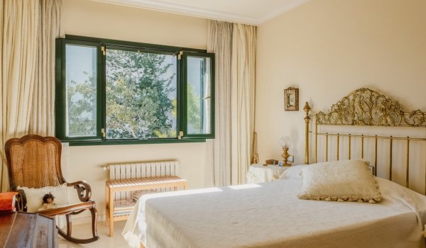 unique-large-house-with-private-garden-and-pool-for-sale-in-palma.28_l
