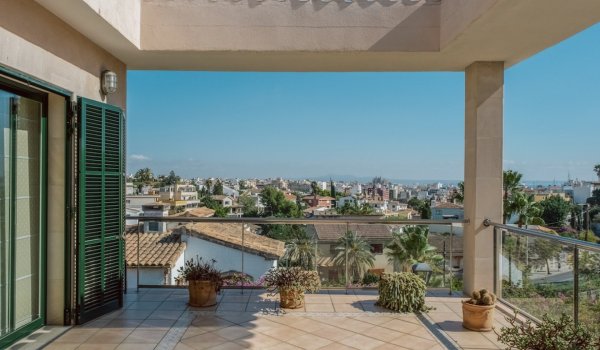 unique-large-house-with-private-garden-and-pool-for-sale-in-palma.2_l